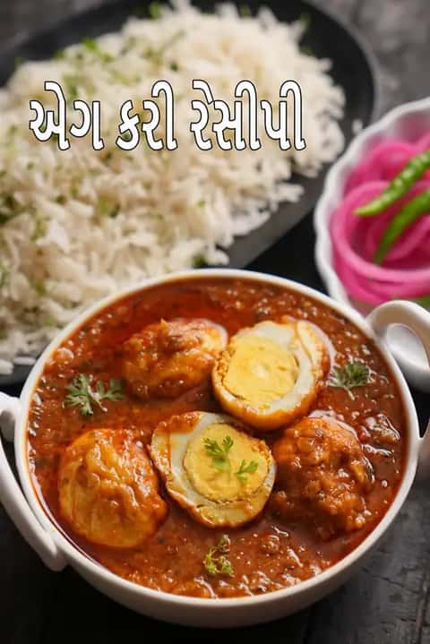 એક સફેદ બાઉલ જેમાં ભરપૂર, સુગંધિત એગ કઢી હોય છે જેમાં અડધા બાફેલા ઈંડાને જાડા ટામેટા આધારિત ગ્રેવીમાં સમારેલા હોય છે, જેને તાજા કોથમીરથી સજાવવામાં આવે છે. તેને લાંબા દાણાવાળા સફેદ ચોખા અને અથાણાંવાળા ગુલાબી ડુંગળી અને લીલા મરચાંના નાના બાઉલ સાથે પીરસવામાં આવે છે.