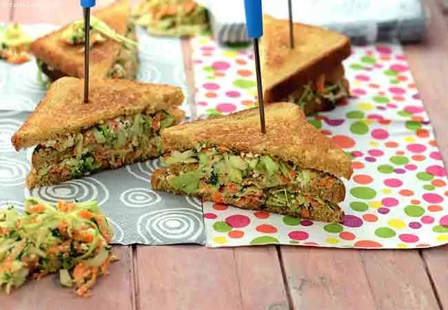  कॅबेज़ अ‍ॅण्ड कॅरट डबल डेकर सैंडवीच - Cabbage and Carrot Double Decker Sandwich 