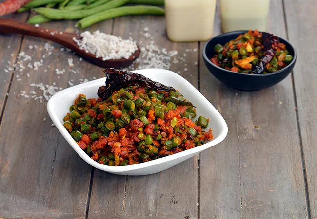 गाजर और बीन्स का थोरन की रेसिपी | फण्सी और गाजर का थोरन | गाजर फण्सी का थोरन - French Beans and Carrot Thoran, Kerala Dry Sabzi