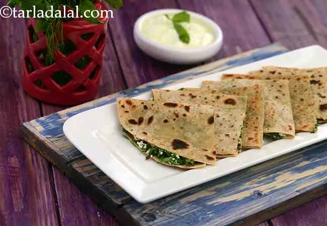 हर्बड़ पनीर पराठा - Herbed Paneer Paratha