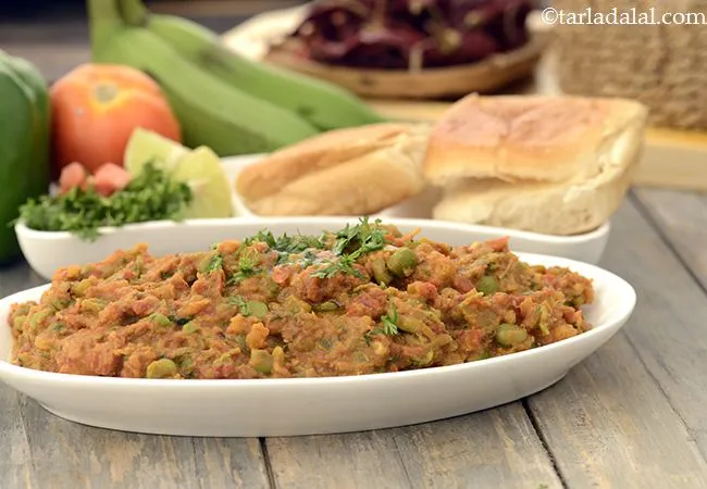 Jain Pav Bhaji (using Raw Bananas)