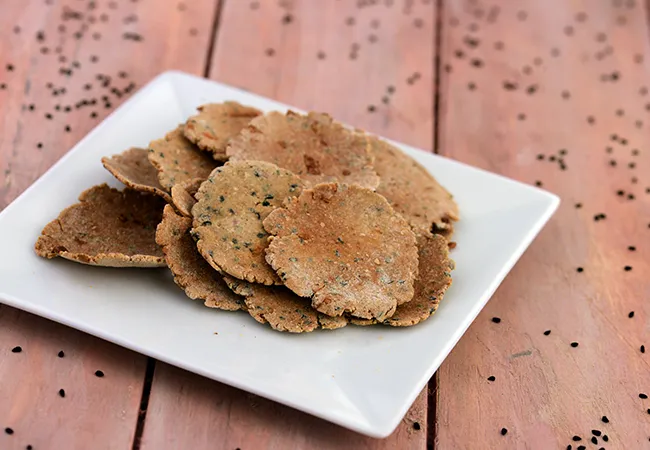   जवार अनियन पूरी - Jowar Onion Puris 