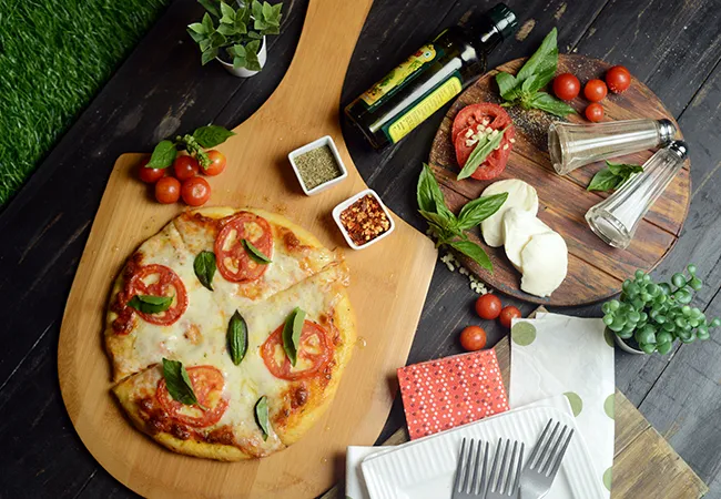 Margherita pizza 2 ways recipe | Indian Margherita pizza in oven | homemade Margherita pizza in a pan | classic pizza Margherita |