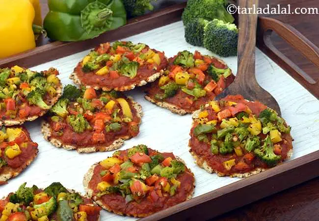  मिनी ओट्स भाकरी पिज्ज़ा - Mini Oats Bhakri Pizza 