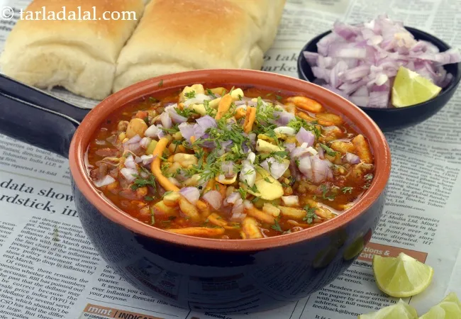 મિસળ પાવ | મહારાષ્ટ્રીયન મિસળ પાવ | મુંબઈ ના પ્રખ્યાત મિસલ પાવ ની ગુજરાતી રેસીપી | Misal Pav Or How To Make Misal Pav