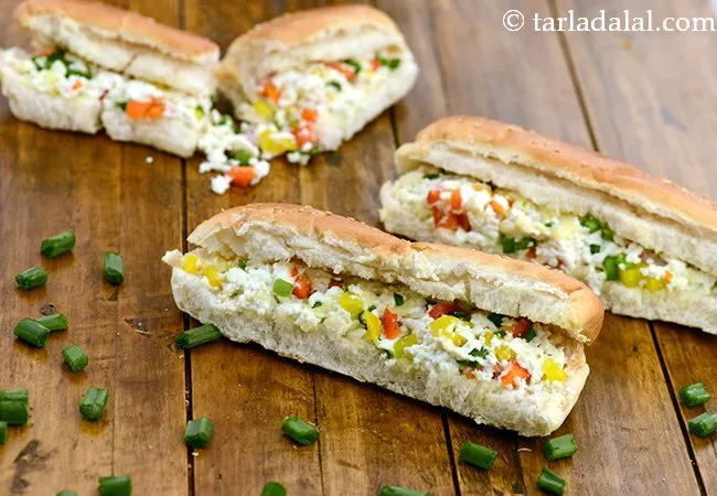 पनीर एण्ड कॅप्सिकम हॉट डॉग रोल