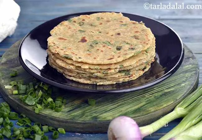 पनीर एण्ड स्प्रिंग अनियन पराठा