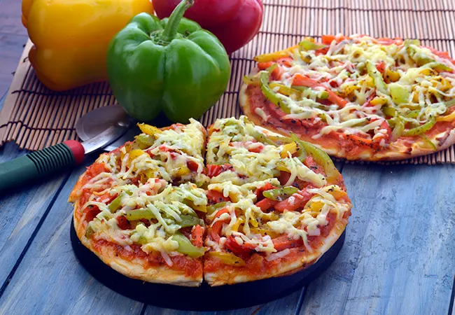  रोस्टड बैल पेपर एण्ड चीज़ पिज़्ज़ा - Roasted Bell Pepper and Cheese Pizza 