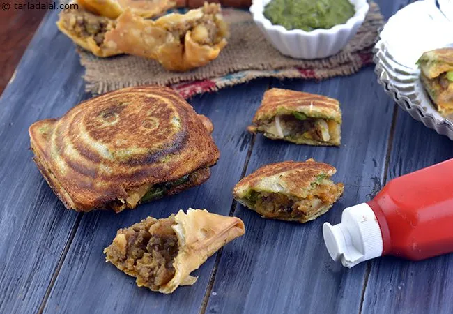toasted samosa sandwich recipe | samosa sandwich | street style toasted samosa sandwich |