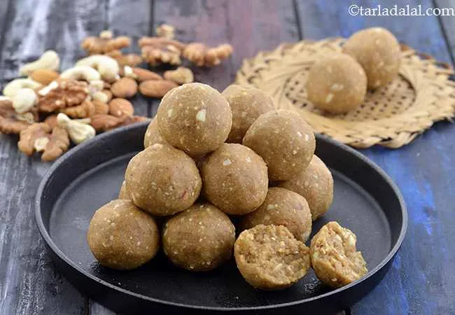  गेहूं का आटा और गुड़ के लड्डू - Whole Wheat Flour and Jaggery Ladoo 