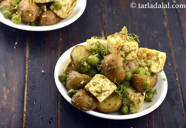 aloo paneer chaat matar recipe | chatpata aloo paneer chaat in 15 minutes | fried aloo paneer chaat | potato paneer chaat snack |