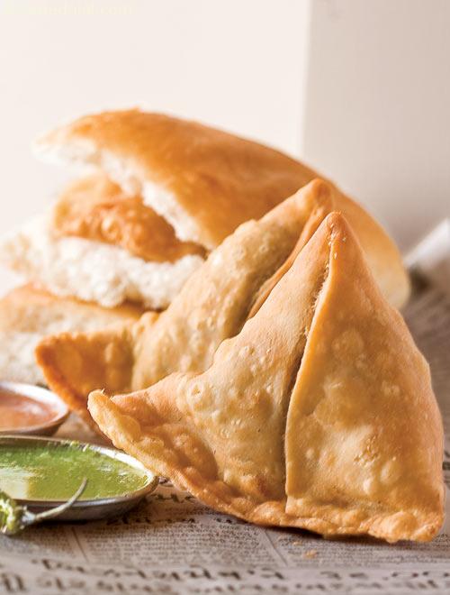 Samosa Pav ( Mumbai Roadside Recipes )