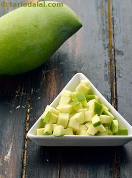 chopped raw mangoes