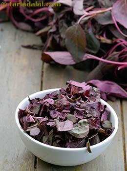 chopped red chawli leaves
