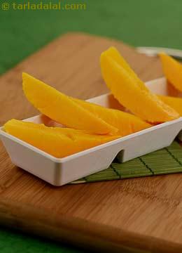 sliced mangoes
