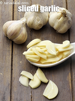 sliced garlic