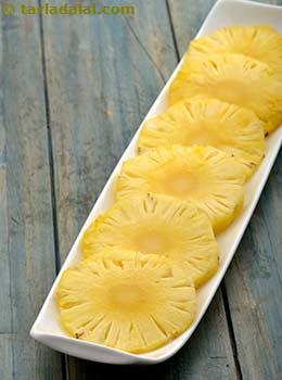 sliced pineapple