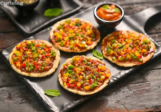 mini oats bhakri pizza recipe | healthy oats pizza | oats flour pizza no eggs | Indian style bhakri pizza |