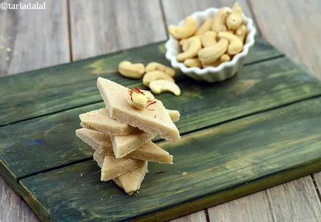 quick cashew barfi recipe | cashew burfi | homemade kaju barfi | halwai style kaju barfi |