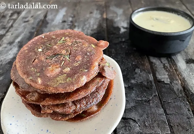 ragi uttapam recipe | ragi coriander uttapam | healthy nachni uttapam