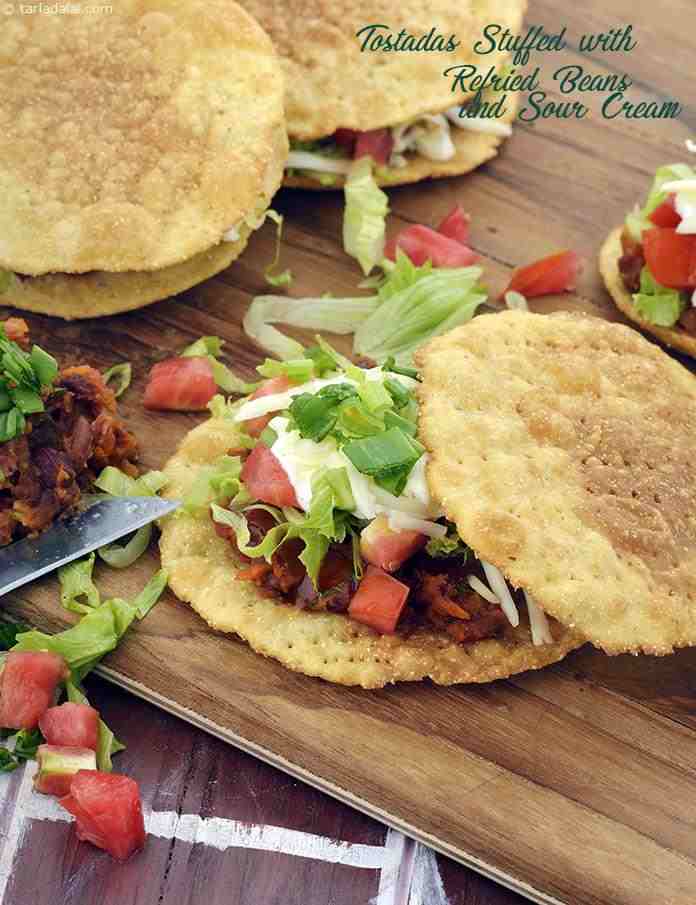 रिफ्राइड बीन्स् और सार क्रीम के भरवां टोस्टाडास् रेसिपी, Tostadas Stuffed with Refried Beans and Sour Cream Recipe In Hindi