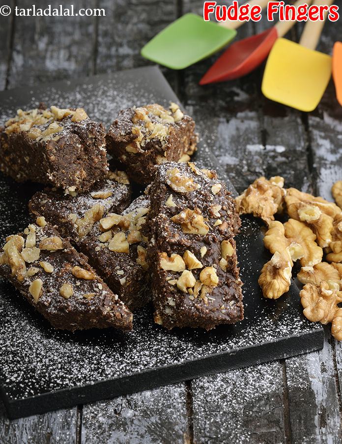 फ़ज फिंगर्स, गुइं चॉकलेट फ़ज डेसर्ट फॉर किड्स रेसिपी, Fudge Fingers, Gooey Chocolate Fudge Dessert for Kids Recipe In Hindi