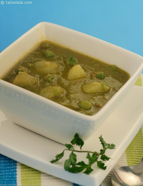 Hare Mutter ki Curry Mein Aloo