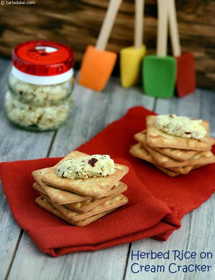 हर्बड राईस ऑन क्रीम क्रेकर रेसिपी, Herbed Rice On Cream Cracker Recipe In Hindi