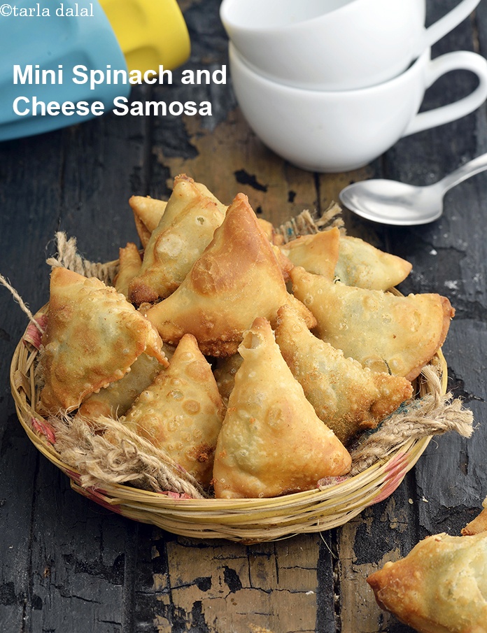 mini spinach and cheese samosa recipe | spinach cheese samosa | palak cheese samosa |