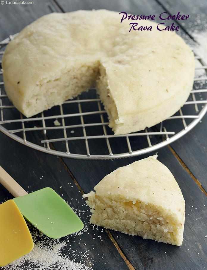 प्रेशर कुकर रवा केक रेसिपी |  एगलेस सूजी केक | pressure cooker rava cake in hindi