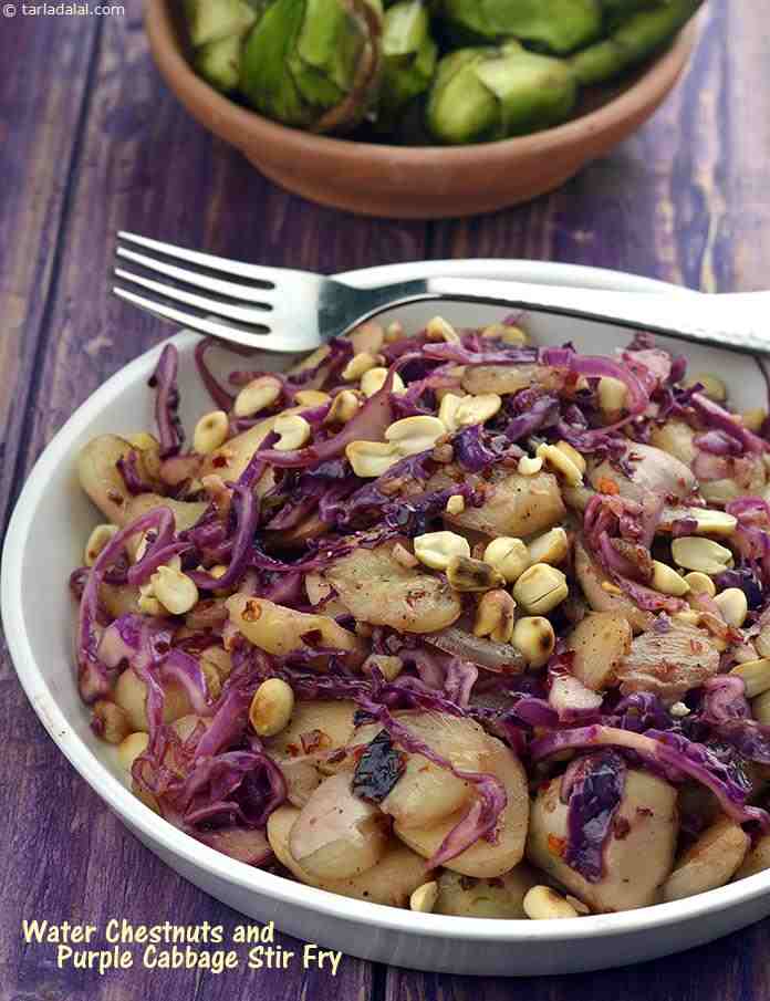 सिंघाड़ा और लाल पत्ता गोभी स्टर फ्राई रेसिपी |  water chestnuts and purple cabbage stir fry in hindi |