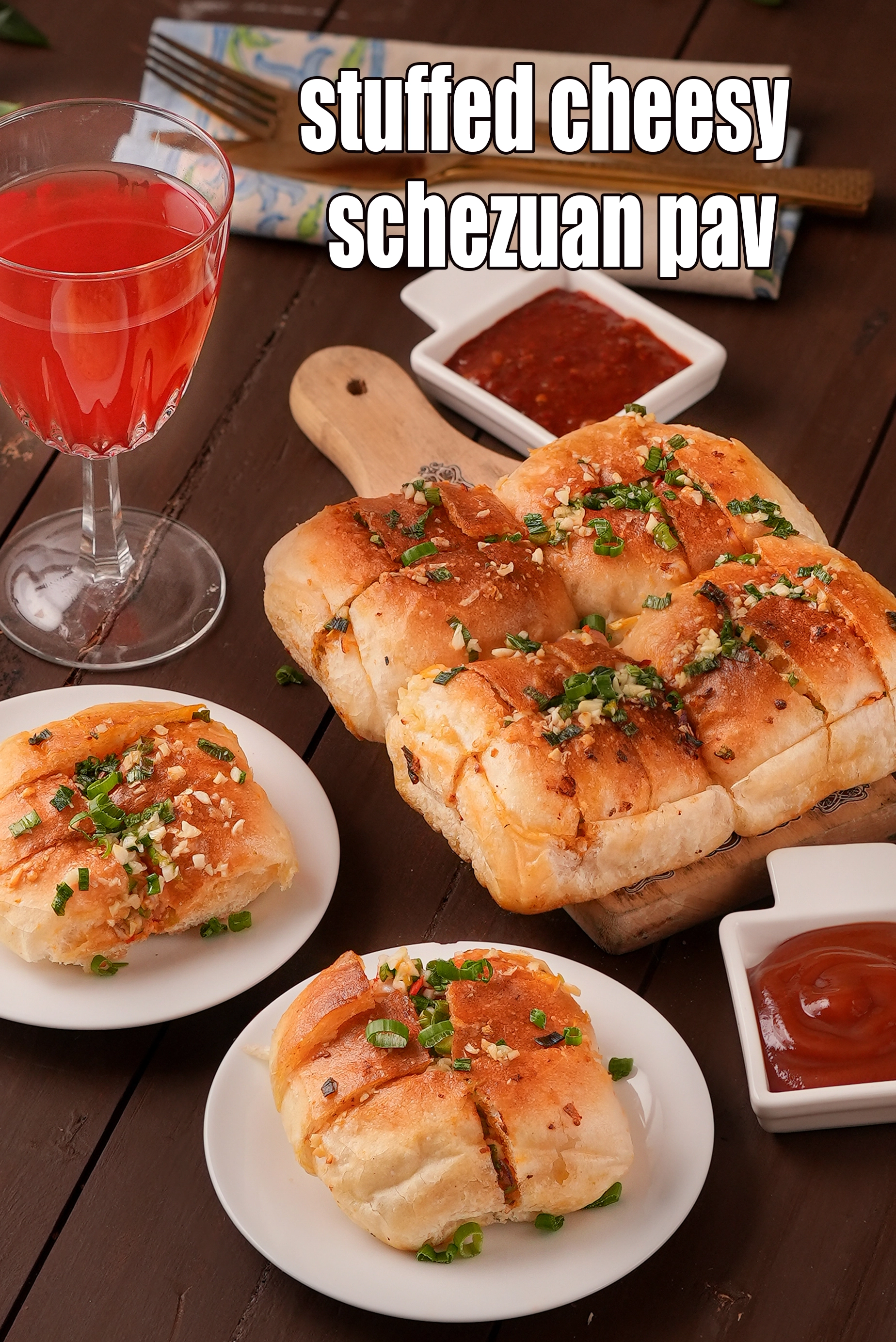 stuffed cheesy schezuan pav recipe | cheesy stuffed schezwan pav | Indian cheese stuffed pav | cheese garlic pav starter recipe |