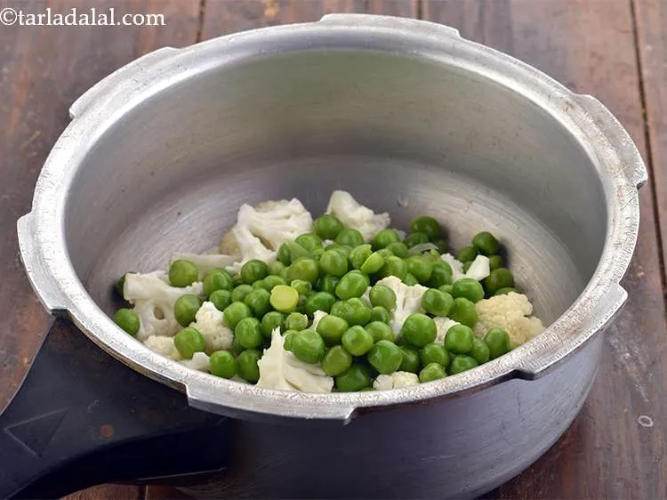 Step 4 – <p>Add the green peas.</p>