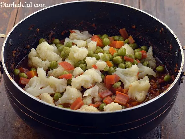 Step 18 – <p>Add the potatoes and boiled vegetable mixture along with the water.</p>