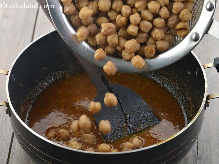 Step 27 – <p>Add the kabuli chana.</p>