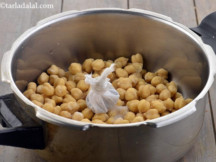 Step 9 – <p>Add the muslin cloth tied bag.</p>