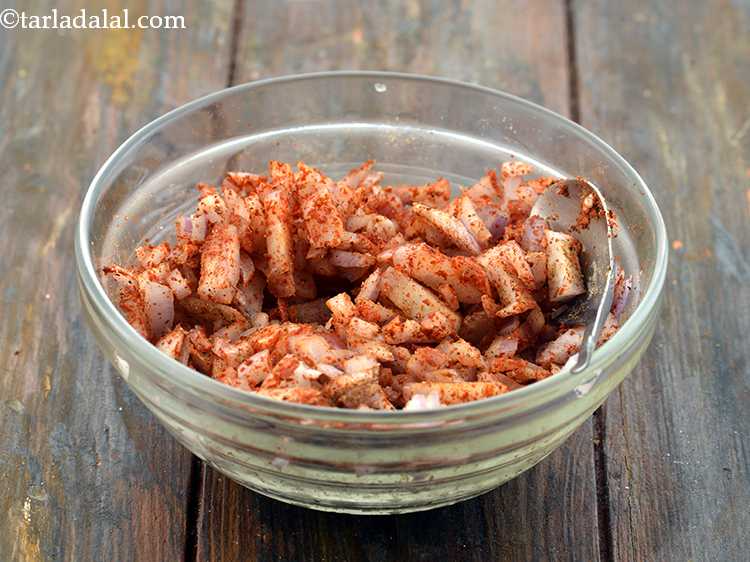 Step 14 – <p>Mix all the ingredients well and keep the&nbsp;<strong>Onion Masala Mixture for&nbsp;Veg Frankie</strong>&nbsp;aside.</p>