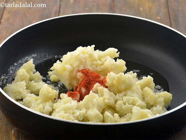 Step 5 – <p>Add the chilli powder to spice up the stuffing of <strong>Veg Frankie.</strong></p>