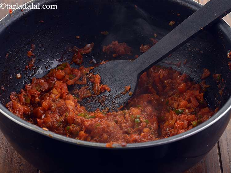Step 17 – <p>Add the tomatoes into the kadhai and cook for 3 to 4 minutes more minutes.</p>