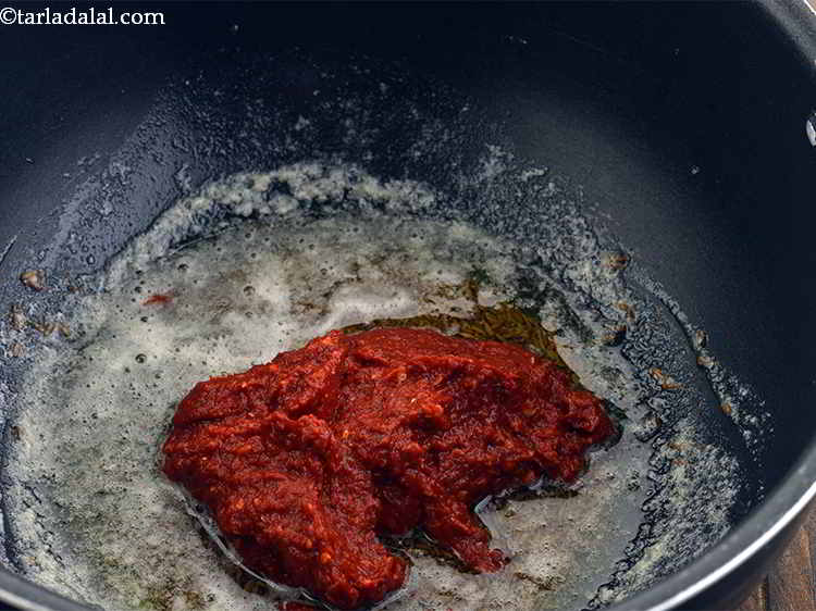 Step 13 – <p>Add the prepared chilli-garlic paste.</p>