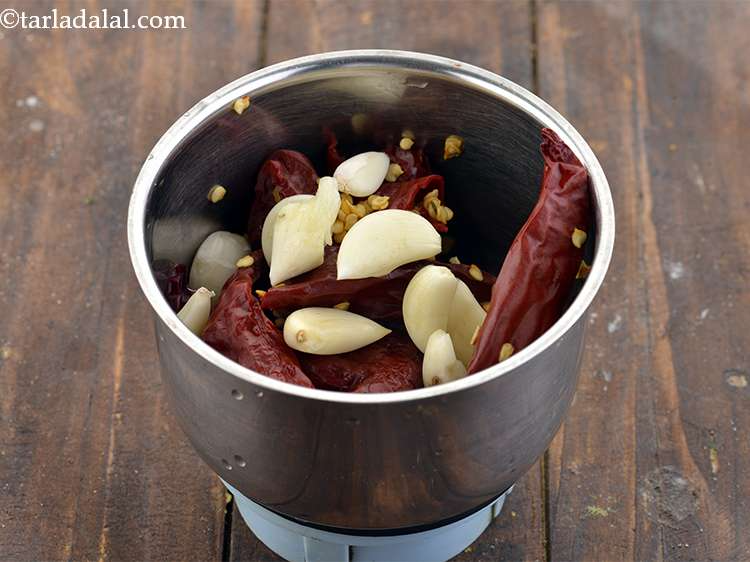 Step 8 – <p>Add the peeled garlic cloves.</p>