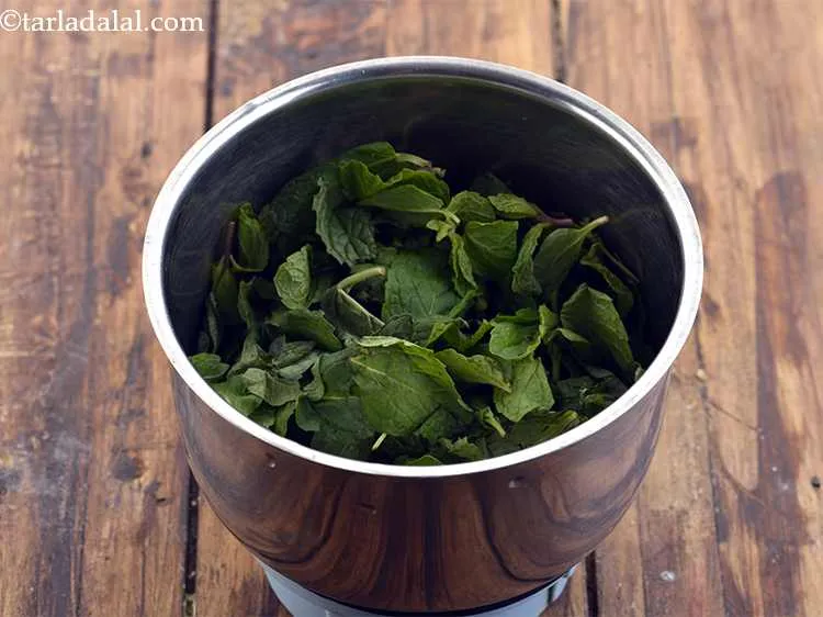 स्टेप 1 – <strong>पुदीना लस्सी</strong> बनाने के लिए, पुदीने की पत्तियों को एक …