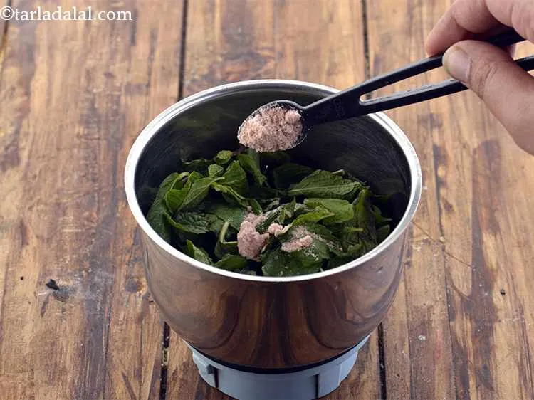 स्टेप 2 – साथ ही काला नमक डालें। यह <strong>पुदीना लस्सी</strong> को एक …