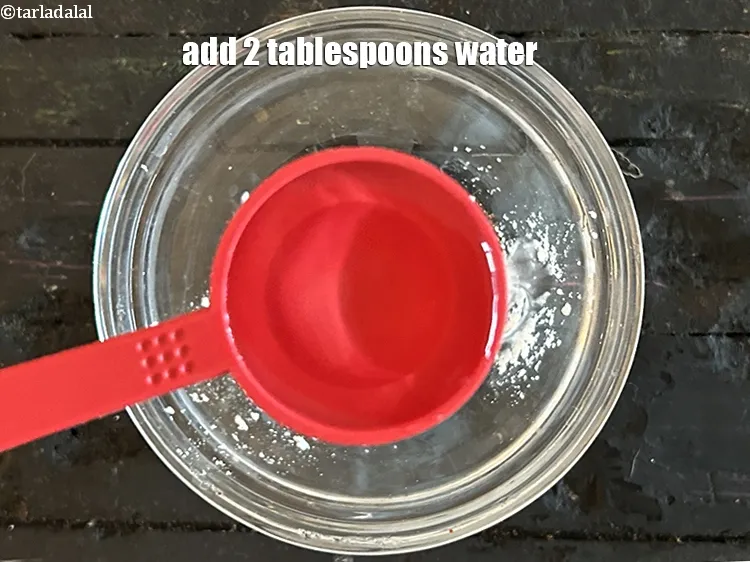 स्टेप 4 – २ टेबल-स्पून&nbsp;<a href=""https://www.tarladalal.com/glossary-water-pani-hindi-647i"">पानी</a>&nbsp;&nbsp;डालें।