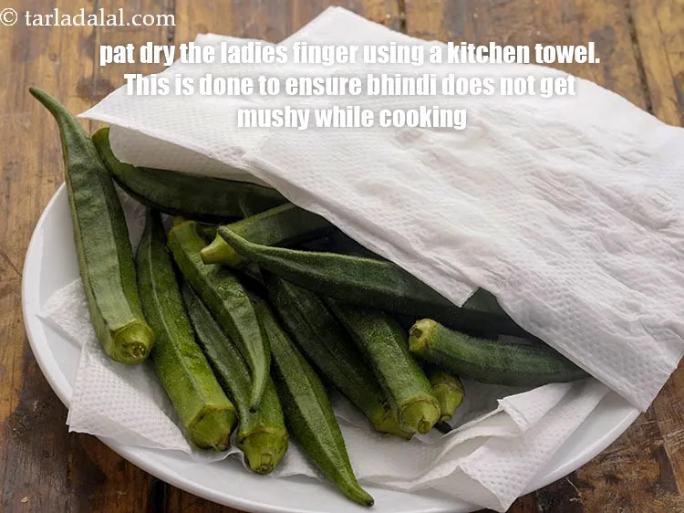 स्टेप 4 – भिंडी को किचन टॉवल से थपथपाकर सुखा लें। ऐसा यह …