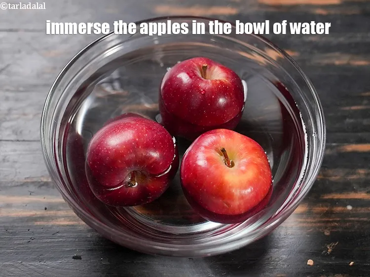 Step 9 – <meta charset="UTF-8" />Immerse the apples in the bowl of water.&nbsp;<br /> &nbsp;