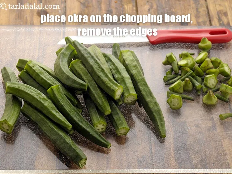 स्टेप 5 – सभी भिंडी के दोनों किनारों को काट लें।