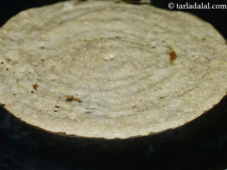 स्टेप 25 – डोसे को मध्यम आंच पर दोनों तरफ से कुरकुरा होने …