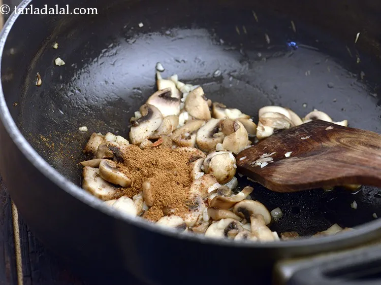 स्टेप 12 – १ १/२ टी-स्पून चायनीज 5 स्पाइस पाउडर डालें।