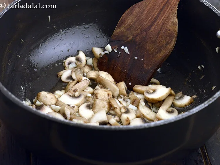 स्टेप 11 – मध्यम आंच पर २ से ३ मिनट के लिए भून …